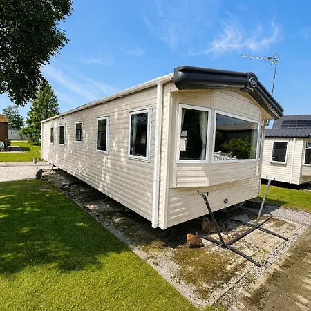 Modern Dog-friendly Caravan At Bowland Fell In Yorkshire Ref 93002pg *