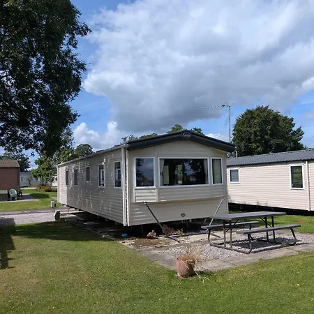 Modern Dog-friendly Caravan At Bowland Fell In Yorkshire Ref 93002pg *