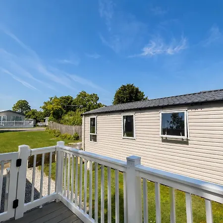 Holiday home Modern Dog-friendly Caravan At Bowland Fell In Yorkshire Ref 93002pg